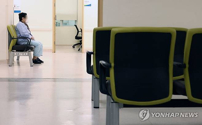 진료 기다리는 환자 (부산=연합뉴스) 박성제 기자 = 의과대학 정원 확대에 반발하는 전공의의 집단 사직으로 '의료 대란'이 가시화한 가운데 20일 오후 부산 서구 부산대병원에서 한 환자가 검사 순서를 기다리고 있다. 2024.2.20 psj19@yna.co.kr