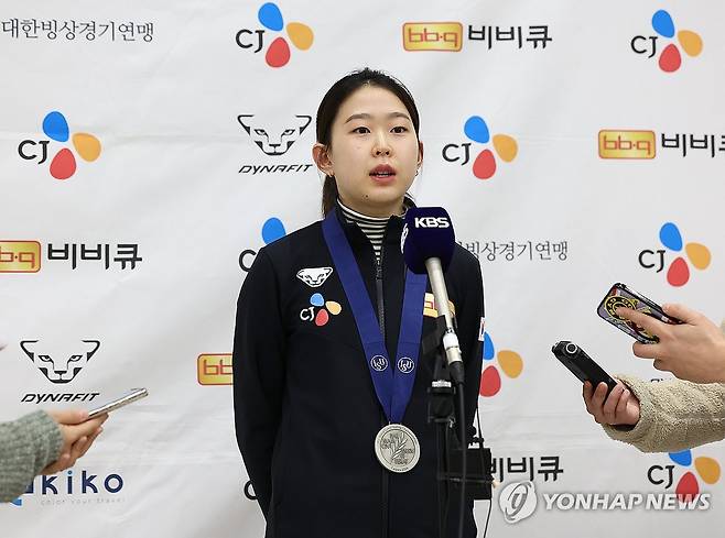 질문 답하는 김민선 (영종도=연합뉴스) 이지은 기자 = 2024 국제빙상경기연맹(ISU) 스피드스케이팅 종목별 세계선수권대회를 마친 한국 여자 스피드스케이팅 김민선이 20일 오후 인천국제공항을 통해 귀국한 뒤 취재진의 질문에 답하고 있다. 김민선은 캐나다 캘거리 올림픽 오벌에서 열린 대회 여자 500m에서 은메달을 차지했다. 2024.2.20 jieunlee@yna.co.kr