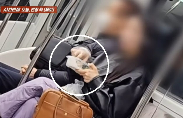출근길 지하철 안에서 도시락을 먹는 여성. (사진=JTBC ‘사건반장’ 캡처)