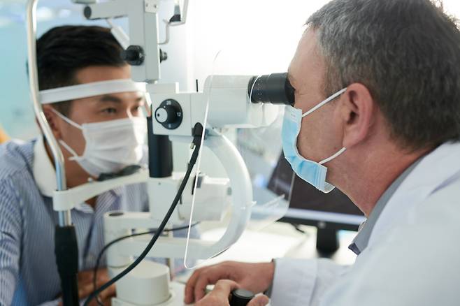 고령층은 눈의 노화, 노인성 안질환 등으로 인해 시력이 저하되기 쉽다. 이는 인지 기능 손상, 우울감 증가, 삶의 질 감소에도 영향을 미친다. [사진=게티이미지뱅크]