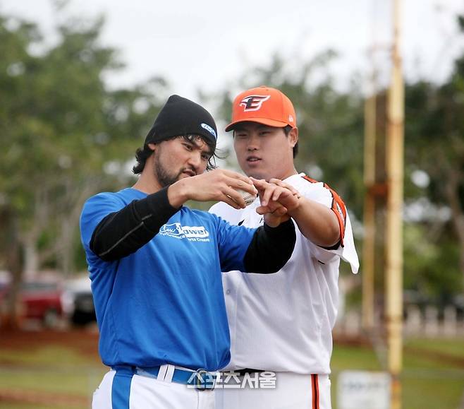 박찬호가 필라델피아에서 뛰던 시절 한화 류현진에 그립을 가르쳐 주고 있다. 사진 | 스포츠서울 DB.