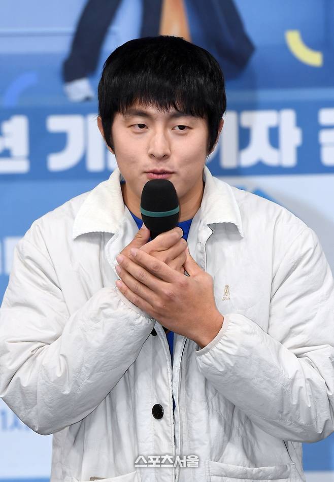 웹툰 작가 기안84가 4일 서울 마포구 상암동 MBC 골든마우스홀에서 진행된 예능프로그램 ‘나 혼자 산다’ 10주년 기념간담회에서 취재진의 질문에 답을 하고 있다. 2023. 12. 4.  박진업기자 upandup@sportsseoul.com