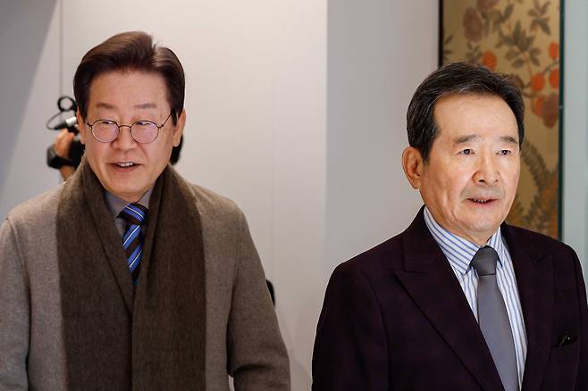 이재명 더불어민주당 대표와 정세균 전 국무총리가 작년 12월 서울 종로구 한 음식점으로 함께 들어서고 있다. /국회사진기자단