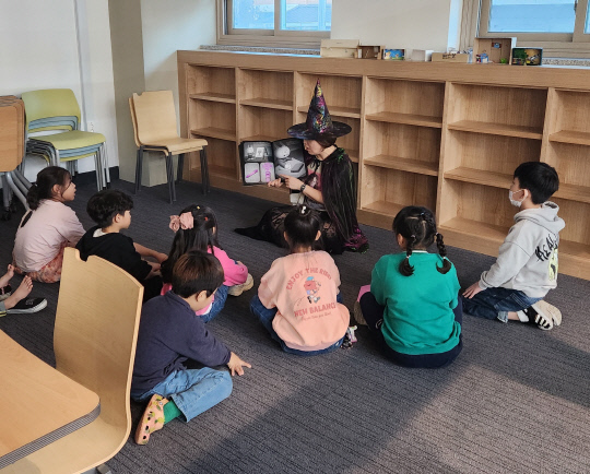 대전학생교육문화원 부설 산성어린이도서관이 이달 말부터 상반기 영어 독서 프로그램을 운영한다. 대전학생교육문화원 제공