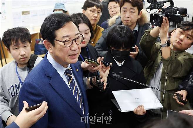 김한정 더불어민주당 의원이 21일 오후 서울 여의도 국회 소통관 기자회견장에서 민주당 현역의원 평가 '하위 10%' 분류 관련 기자회견을 마친 뒤 취재진의 질문에 답변하고 있다. ⓒ데일리안 홍금표 기자