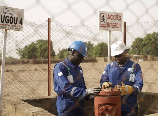 서아프리카 말리의 부라케부구 마을은 천연수소의 활용도를 입증해보인 사례다. 하이드로마 직원들의 모습. 하이드로마