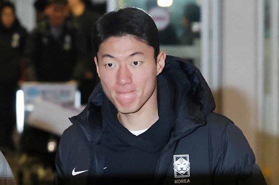 대한민국 축구 국가대표팀 황의조가 지난해 11월19일 오전 2026 FIFA 북중미 월드컵 아시아 지역 2차 예선 C조 조별리그 2차전 중국과의 경기를 치르기 위해 인천국제공항을 통해 출국하고 있다. 뉴스1