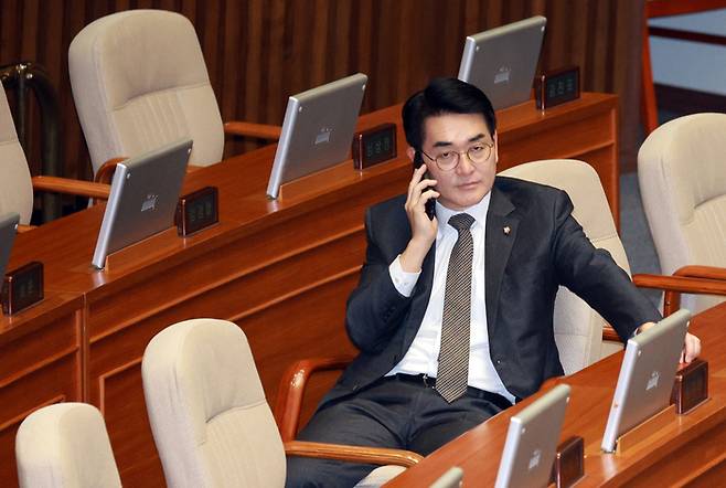 더불어민주당 박용진 의원이 20일 국회 본회의장에 자리하고 있다. 연합뉴스