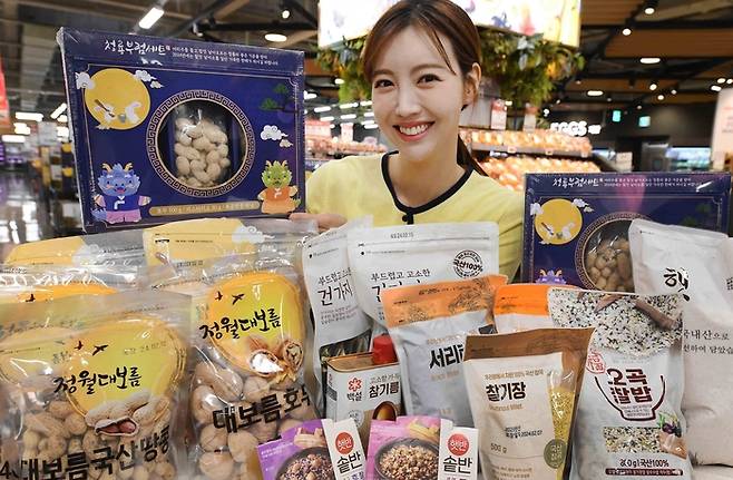 모델이 21일 서울 등촌동 '홈플러스 메가푸드마켓' 강서점에서 '정월대보름 기획전' 행사를 소개하고 있다.