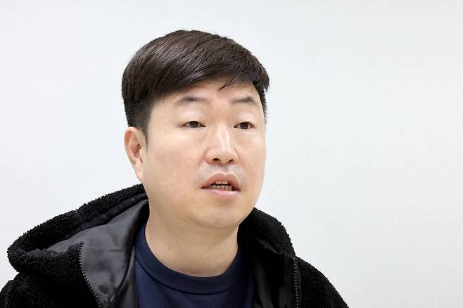 장원석 비에이(BA)엔터테인먼트 대표가 8일 오후 서울 마포구 한겨레 사옥에서 ‘이선균 사건’ 문화예술인연대회의 활동에 대해 말하고 있다. 백소아 기자 thanks@hani.co.kr