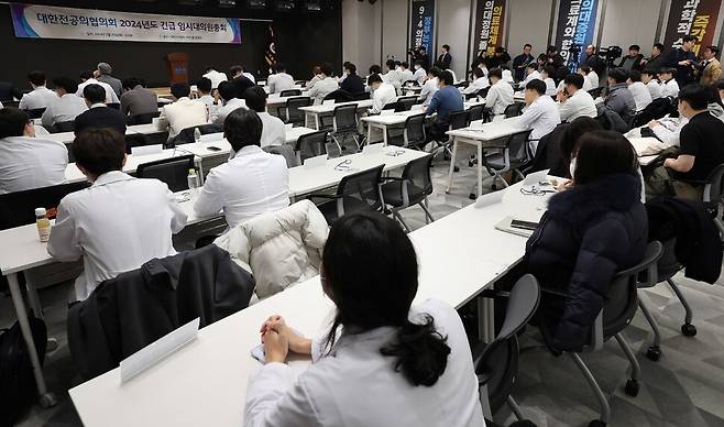 정부의 의대 증원 방침에 반발해 사직서를 내고 근무 중단을 선언한 전공의 대표들이 20일 서울 용산구 대한의사협회 회관에서 열린 대한전공의협의회 긴급 임시대의원총회에 참석하고 있다. 연합뉴스