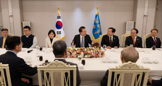 윤석열 대통령이 2월 6일 서울 용산 대통령실 청사에서 열린 경제사회노동위원회 위원들과의 오찬에서 발언하고 있다. 대통령실 제공