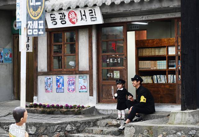 장생포고래문화마을 방문객이 교복을 빌려 입고 추억 여행을 즐기고 있다.