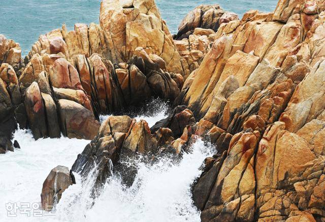 대왕암 바위에 시원하게 파도가 부서지고 있다.