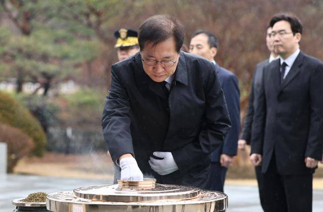 박성재 신임 법무부 장관이 21일 오전 서울 동작구 국립서울현충원 현충탑에서 참배하고 있다. 연합뉴스