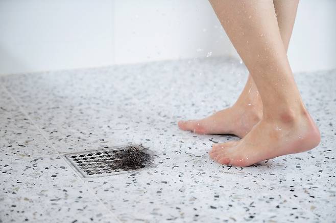 샤워를 하면서 머리카락이 빠지는 것은 지극히 정상이다./사진=클립아트코리아