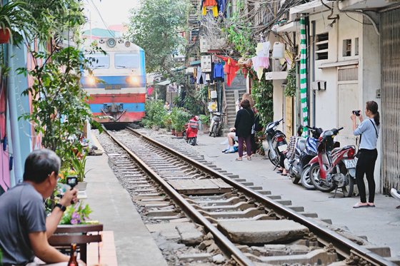 하노이 '기찻길 마을'. 골목길을 달리는 열차의 모습으로 유명한 곳이다. 사진을 찍다가 종종 사고가 발생하기도 해 각별한 주의가 필요하다. 사진 김은덕, 백종민