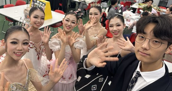지난 16~19일(현지시간) 독일 베를린에서 열린 제21회 탄츠올림프 국제 무용 콩쿠르에서 13~15세 클래식 댄스 솔로 부문(CPS2) 공동 1위에 오른 예원학교 학생들. 왼쪽부터 이예원(14)·이예린(14)·최은유(14)·이채원(15)·홍수림(14)·김주안(15)이다. 사진 김긍수 중앙대 교수