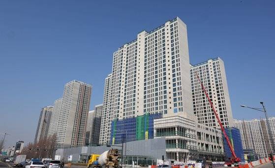 분양가 상한제 아파트 실거주 의무 완화를 골자로 한 주택법 개정안이 21일 국회 국토교통위원회 국토법안소위원회를 통과했다. 사진은 지난달 29일 서울 강동구 올림픽파크포레온(둔촌주공) 모습. 연합뉴스