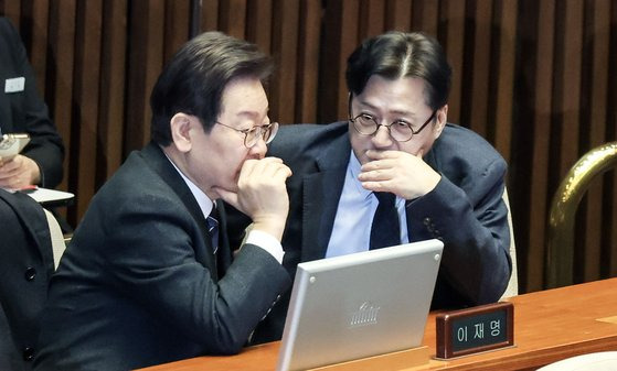 이재명 더불어민주당 대표가 21일 오전 국회 본회의장에서 홍익표 원내대표와 대화하고 있다. 김성룡 기자/ 2024.02.21