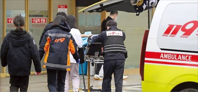 정부의 의대 증원에 반대하는 의료계가 집단 사직과 진료 거부를 이어가면서 현장의 의료 공백이 커진 가운데 21일 대구의 한 대학병원에 도착한 119구급대가 환자를 응급실로 옮기고 있다.  /뉴스1