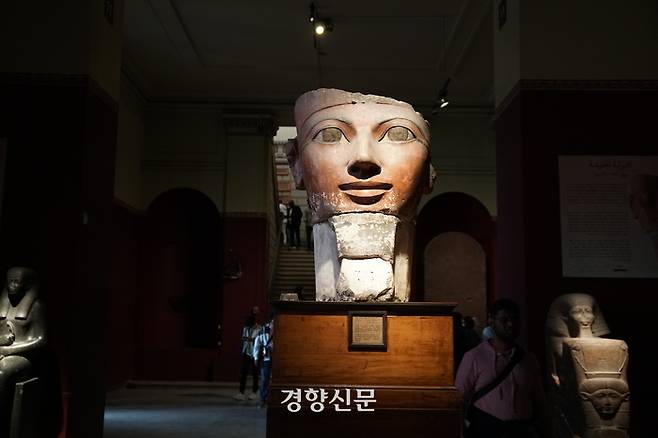 고대 이집트 신왕국시대의 여성 파라오인 하트셉수트 좌상, 흉상 등 조각상과 관련 유물은 프랑스와 영국, 미국, 독일, 네덜란드 등의 박물관·미술관에 흩어져 있다. 사진은 이집트박물관에 전시 중인 ‘하트셉수트 두상’, 도재기 선임기자