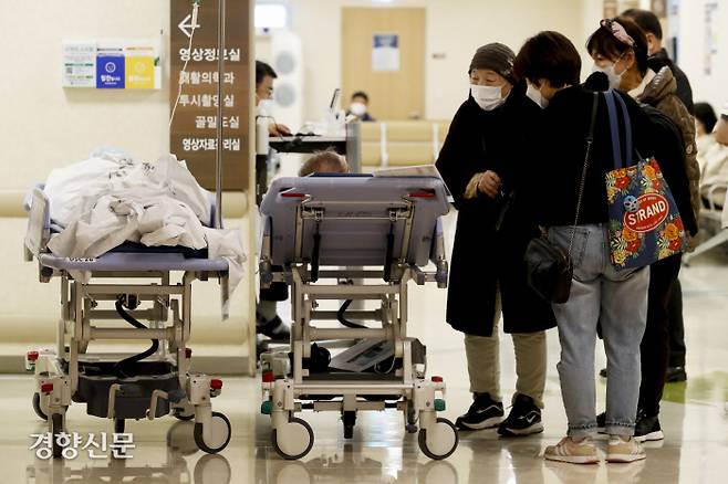 전공의 근무 중단 이틀째 의대 증원에 반발하는 전공의들의 병원 근무 중단이 이틀째 이어진 21일 서울의 한 대형병원에서 환자와 보호자들이 진료를 기다리고 있다. 문재원 기자 mjw@kyunghyang.com