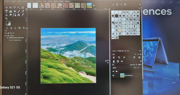 인텔 코어 울트라 프로세서가 탑재된 노트북 프로그램 ‘OpenVINO’에 ‘mountain rain Busan Korea(산 비 부산 한국)’를 입력해 이미지를 생성한 모습.   정옥재 기자