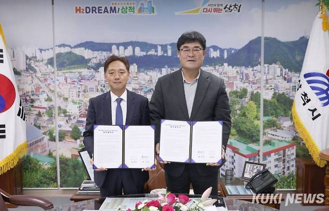 21일 박상수(오른쪽) 삼척시장이 김송하 쏠비치 호텔&리조트 삼척 총지배인과 상생 마케팅 프로모션 업무협약을 체결하고 있다.