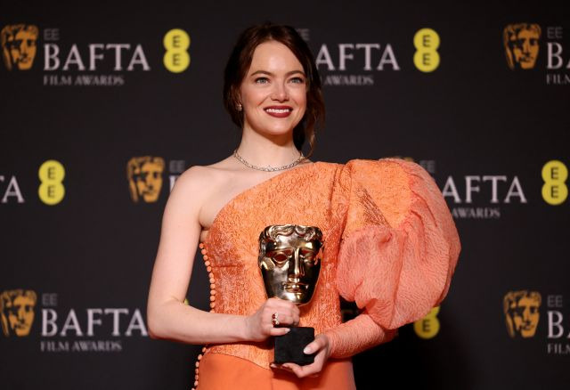 엠마 스톤이 지난 18일 영국 런던에서 열린 영국 아카데미 시상식(BAFTA)에서 여우주연상을 수상한 후 포즈를 취하고 있다. 로이터연합뉴스