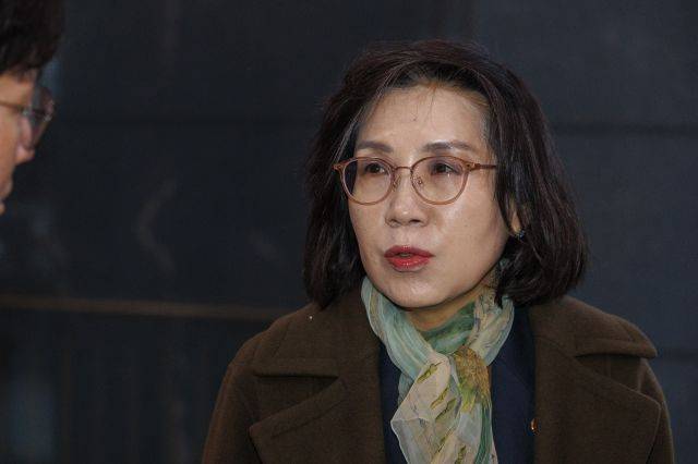 김현숙 여성가족부 장관이 21일 오전 서울 종로구 정부서울청사로 출근하다가 기자가 묻는 질문에 답변하고 있다. 연합뉴스