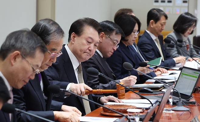 윤석열 대통령이 용산 대통령실 청사에서 열린 국무회의서 의료 서비스 향상을 위한 의대 정원 확대는 필수 조건이라고 20일 말했다. [이승환 기자]