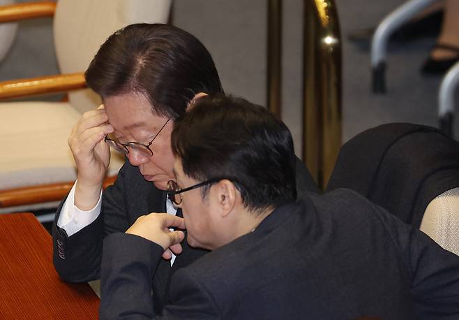 더불어민주당 이재명 대표와 홍익표 원내대표가 21일 국회에서 열린 본회의에서 대화를 하고 있다. [사진 출처 = 연합뉴스]