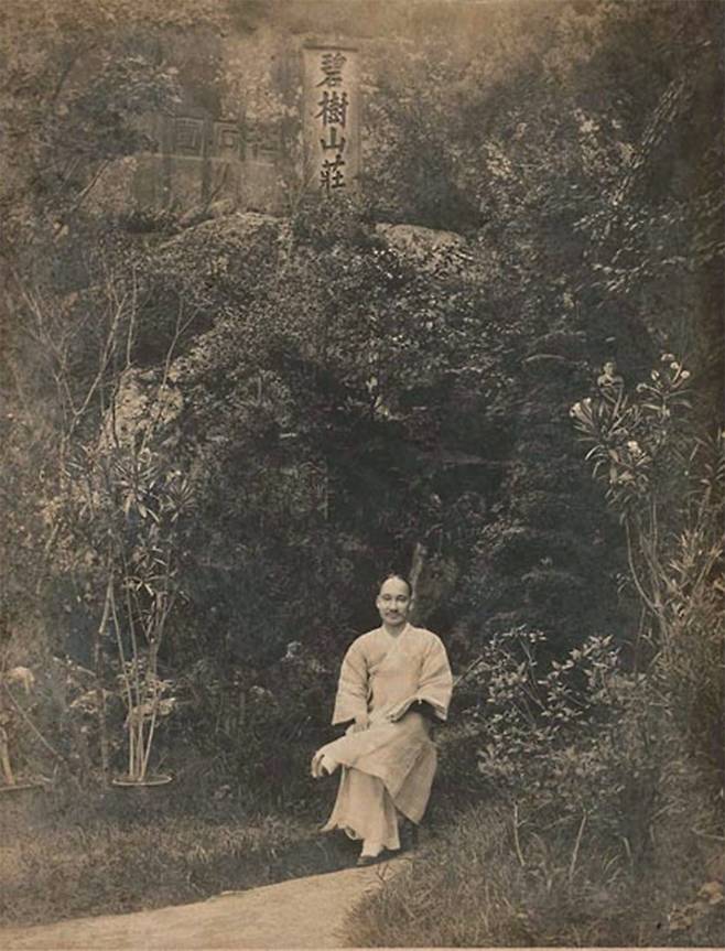 벽수산장 글씨를 배경으로 한 윤덕영.[서울시 제공]