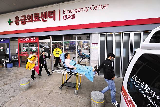 전공의 집단 행동 여파가 이어지고 있는 21일 오전 광주 동구 전남대병원 응급실에서 입원 환자가 전원되고 있다. [뉴시스]