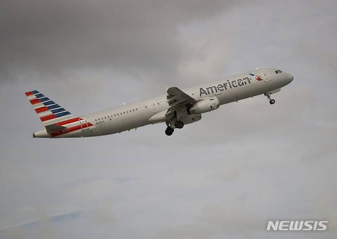 [플로리다(미국)=AP/뉴시스]미국 플로리다주 포트로더데일 공항에서 지난 2018년 11월 19일 아메리칸 에어라인의 에어버스 A321 여객기가 이륙하고 있다. 2024.02.21.