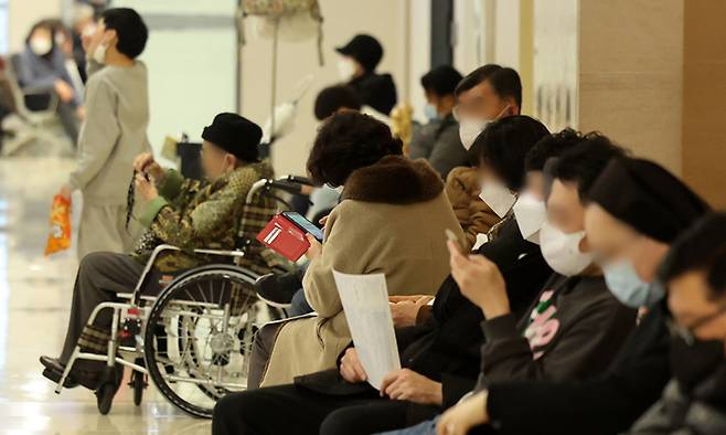 정부의 의대 정원 확대에 반발하는 전공의들의 집단 진료거부로 인한 의료대란이 우려되고 있는 21일 서울의 한 대학병원에서 외래를 찾은 환자들이 대기하고 있다. 뉴스1