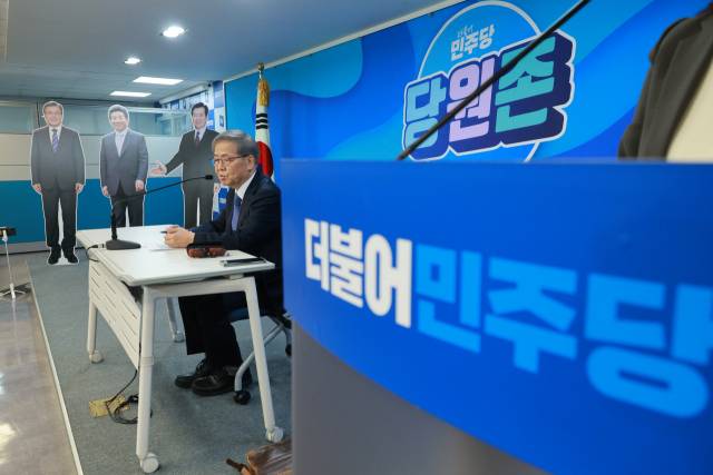 임혁백 더불어민주당 공천관리위원장이 21일 오전 서울 여의도 더불어민주당 중앙당사에서 공천심사결과를 발표하고 있다. 연합뉴스