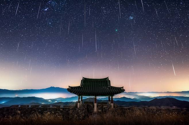 2018년 12월14일 경남 합천군 황매산 군립공원 밤하늘에서 촬영한 쌍둥이자리 유성우. 2021년 천체사진공모전 수상작(윤은준씨 촬영). ⓒ한국천문연구원 제공