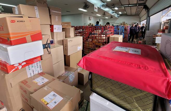 배송 전 쌓여 있는 택배 상품들 ⓒ연합뉴스