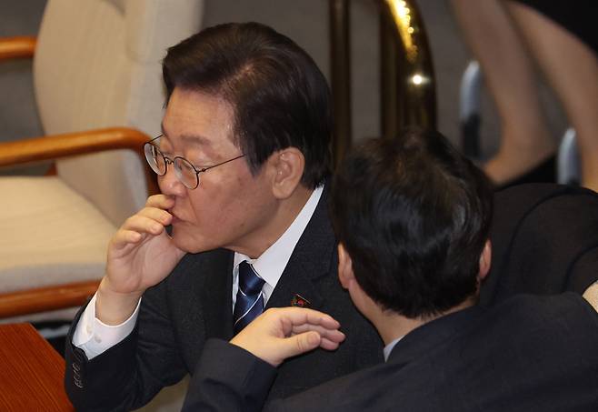 더불어민주당 이재명 대표와 홍익표 원내대표가 21일 국회에서 열린 본회의에서 대화를 하고 있다. ⓒ연합뉴스