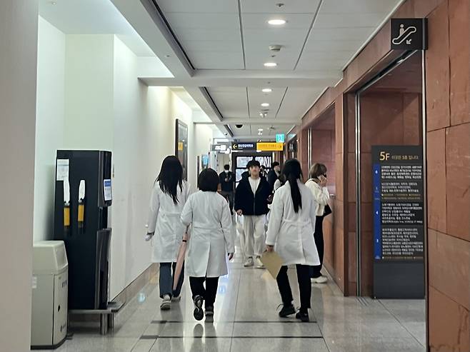 2월21일 신촌 세브란스병원에서 환자와 의료진이 복도를 걸어가고 있다. ⓒ시사저널 강윤서