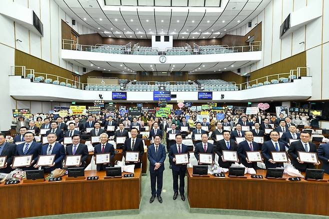 하나님의교회 세계복음선교협회가 16일 서울특별시의회 의장상을 수상했다. 사회 발전에 이바지한 공로를 인정받아 1, 2월 두 차례에 걸쳐 서울권 60개 교회가 모두 수상의 영예를 안았다.