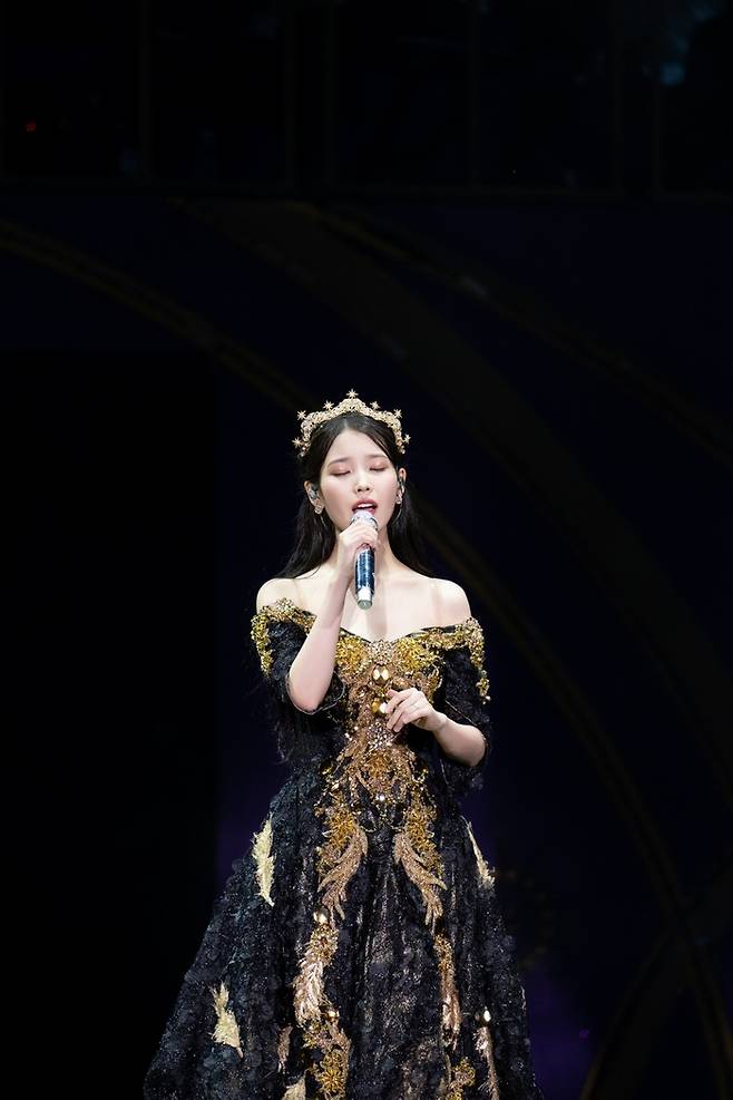 2022년 개최된 콘서트 ‘더 골든 아워: 오렌지 태양 아래’ 콘서트 모습. 이담엔터테인먼트