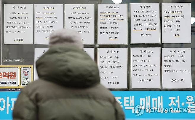 큰 폭으로 증가한 서울 빌라 월세 거래량 (서울=연합뉴스) 김성민 기자 = 지난해 말부터 빌라 중심의 전세 보증금 미반환 사태가 불거지며 올해 서울 지역의 빌라 월세 거래가 처음으로 5만 건을 넘긴 것으로 나타났다. 빌라 월세 거래량은 5만1천984건으로 작년 동기 대비 10.6% 늘어 2011년 이후 역대 최대치를 기록했다. 사진은 29일 오후 서울 은평구 한 빌라촌 인근 부동산에 붙은 빌라 월세 관련 안내문. 2023.11.29 ksm7976@yna.co.kr