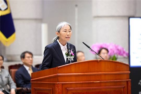 민유숙 전 대법관이 지난해 12월 서초구 대법원 청사에서 퇴임사하고 있다. 민 전 대법관은 법원 내 젠더법연구회 회장을 역임했다. (대법원 제공)