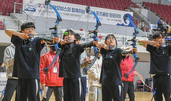 현대모비스가 지난해 12월 충남 천안 남서울대학교에서 개최한 ‘학교스포츠클럽 양궁대회’에서 참가 학생들이 활시위를 당기고 있다.(사진=현대모비스)