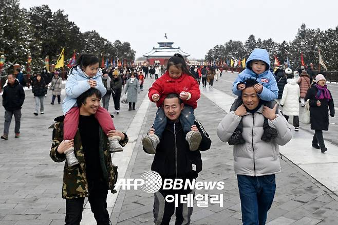 중국 베이징 천단을 찾은 중국 시민들. (사진=AFP)