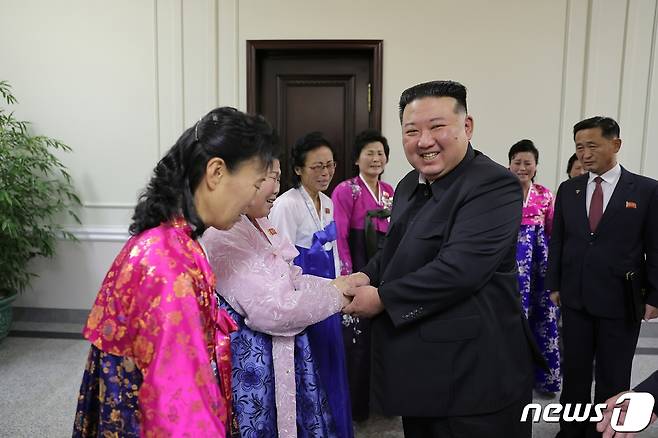 (평양 노동신문=뉴스1) = 지난해 12월 '제5차 전국어머니대회' 참가자들과 만난 김정은 북한 노동당 총비서. [국내에서만 사용가능. 재배포 금지. DB 금지. For Use Only in the Republic of Korea. Redistribution Prohibited] rodongphoto@news1.kr
