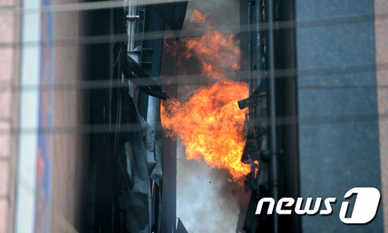 경기 의정부시 의정부동 10층 아파트 화재 현장에서 불길이 번지고 있다. 2015.1.10/뉴스1 ⓒ News1 박정호 기자